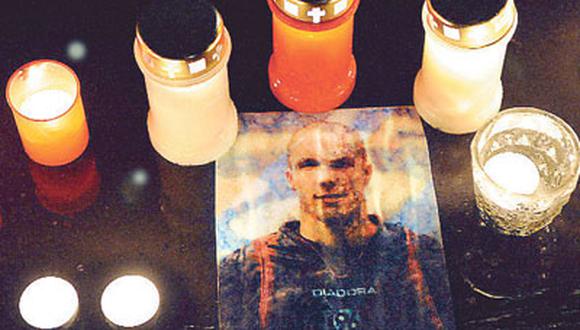 Arquero Alemán Robert Enke se suicidó arrojándose a un tren en movimiento