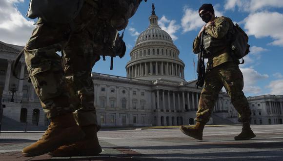 Soldados de la Guardia Nacional de Estados Unidos patrullan el Capitolio el 6 de marzo de 2021. (Foto de OLIVIER DOULIERY / AFP).