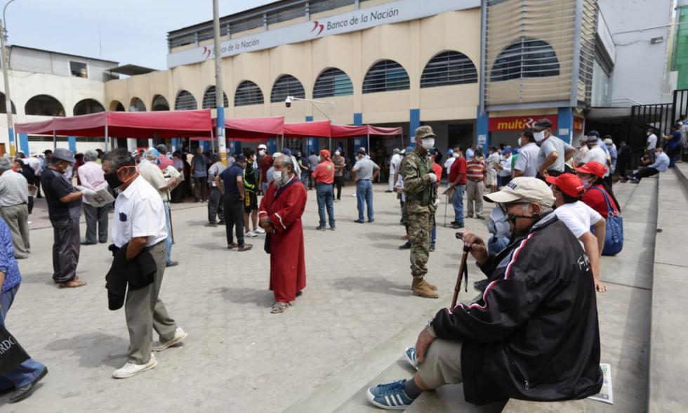 Largas colas a las afueras del Banco de la Nación para el cobro del Bono 380 y pensiones | FOTO: GEC