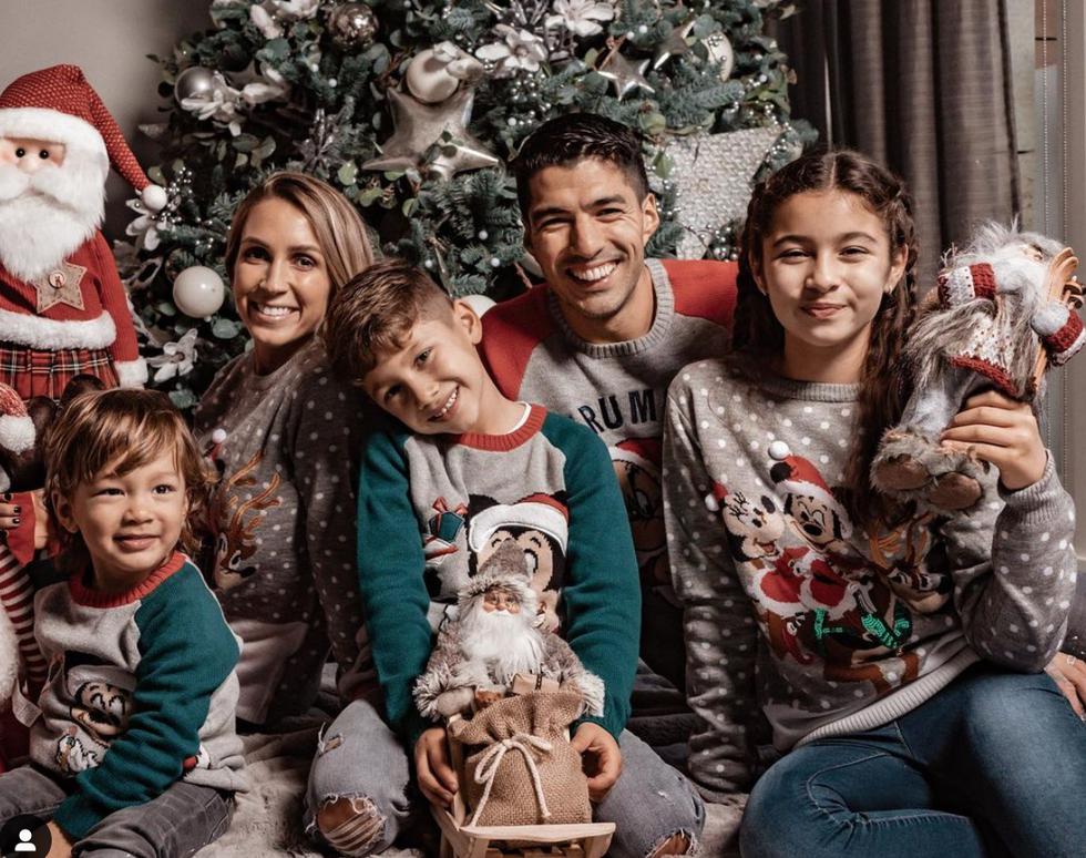 Luis Suárez, delantero del Atlético de Madrid, se mostró sonriente junto a su familia, todos vestidos con temáticas navideñas.