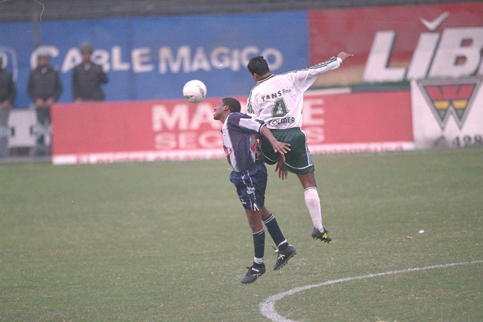 Con tan solo 16 años, el 28 de julio del 2001, la “Foquita” debuta profesionalmente defendiendo a Alianza Lima en un partido contra el Deportivo Wanka, su ingreso se produjo a los 24 minutos del segundo tiempo en reemplazo de Waldir Sáenz. (Foto GEC Archivo)