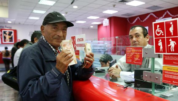 Beneficiados del Fonavi cobrando en el banco (Foto: Agencia Andina)