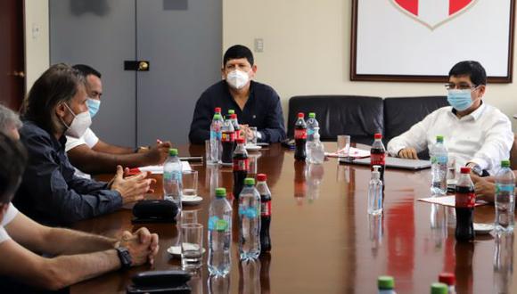 El comando técnico encabezado por Ricardo Gareca tuvo una reunión con miembros de la FPF. (Foto: FPF)