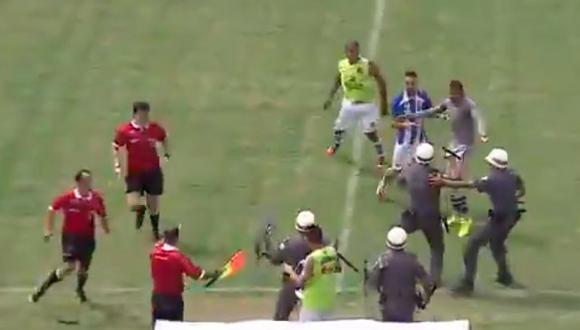 Fútbol brasileño: jugadores se agarran a puñetes con policías [VIDEO]