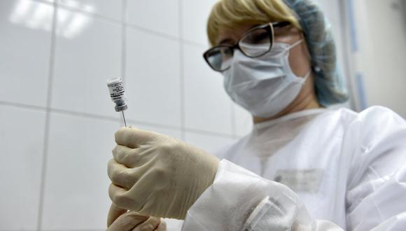 Rusia se convirtió así, señala el Fondo Ruso de Inversiones Directas, en uno de los primeros países del mundo en solicitar a la OMS este estatus para su vacuna. (Foto: Natalia KOLESNIKOVA / AFP)