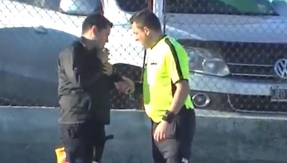 Viral: Árbitro en el fútbol argentino paró partido para ir al baño y fue trolleado por los hinchas en la tribuna | VIDEO