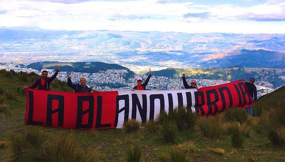 Barra 'La Blanquirroja' llegó a Quito para alentar a la selección peruana
