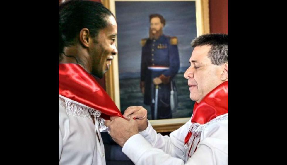 Los divertidos memes de Ronaldinho por ingresar a Paraguay con un pasaporte falso. (Foto: Facebook y Twitter)