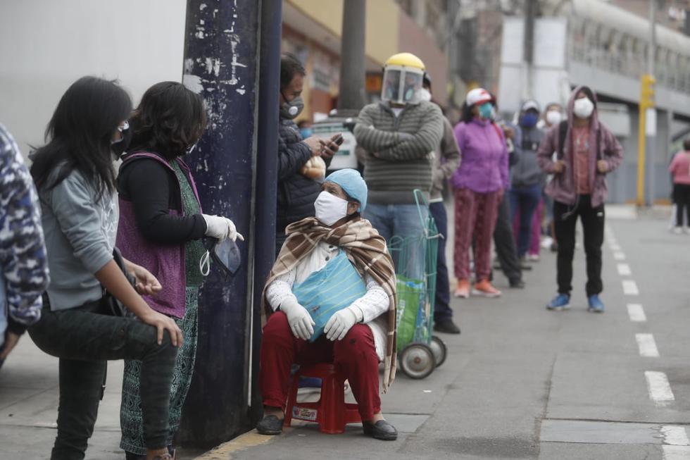 Así lucen las colas en los bancos para cobrar el Bono Familiar Universal: Foto: César Campos / GEC