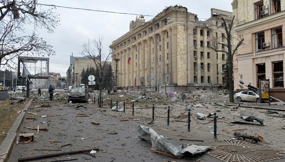 Esta vista general muestra el ayuntamiento local dañado de Kharkiv el 1 de marzo de 2022, destruido como resultado del bombardeo de las tropas rusas. (Foto: Sergey BOBOK / AFP)