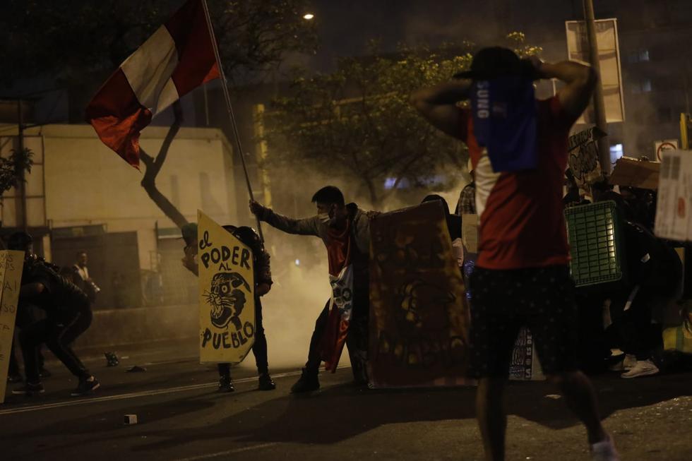 Un grupo de manifestantes y agentes de la Policía Nacional del Perú (PNP) se enfrentaron esta noche en el marco de la segunda marcha nacional en contra del presidente de la República, Manuel Merino, reportaron gráficos de este diario. Foto: Diana Marcelo / GEC