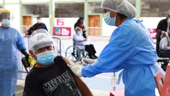 Vacunación a adultos mayores continúa a nivel nacional. Foto: Jessica Vicente/@photo.gec