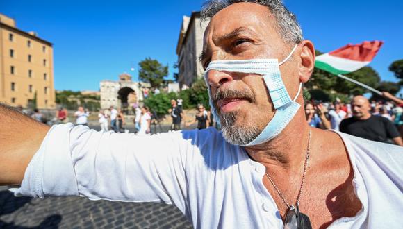 En varias partes del mundo existe una corriente en contra de las mascarillas que exigen los gobiernos para frenar el avance del coronavirus. (Foto: Vincenzo PINTO / AFP)
