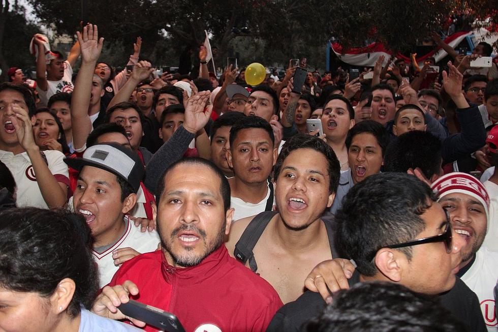 La emotiva salida de los jugadores de Universitario junto a sus hinchas