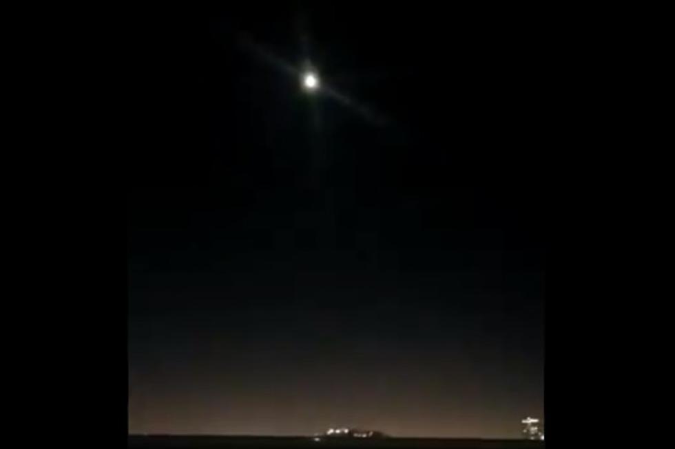 Usuarios en Twitter lograron captar el momento en que un supuesto ovni estuvo en los cielos de Miami Beach.| Foto: Twitter/Daniel High