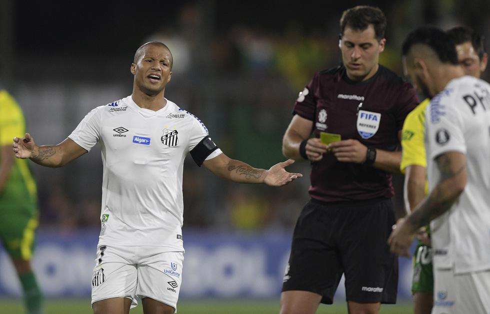 Gremio quiere sacar a Carlos Sánchez del Santos. (Foto: AFP)