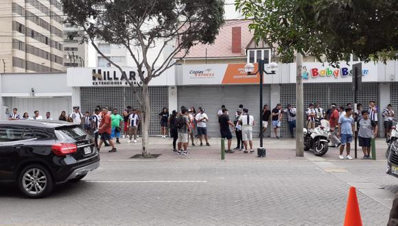 Hinchas de Alianza Lima van llegando a la concentración del equipo en Miraflores. Foto: Rafael Saaz