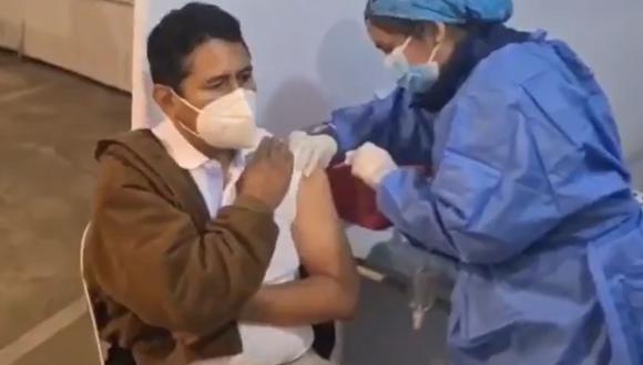 El secretario de Perú Libre, Vladimir Cerrón estuvo recorriendo un hospital de Essalud ya que le tocaba su vacuna contra el COVID 19.