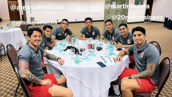 Gianluca Lapadula festejó cenando con los más jóvenes su primer gol con Perú. (Foto: Instagram)