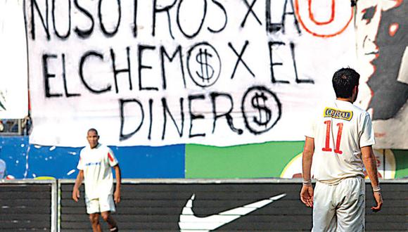 Barra no quita banderas y exige disculpas a "Chemo" Del Solar que hoy es nombrado DT de Universitario