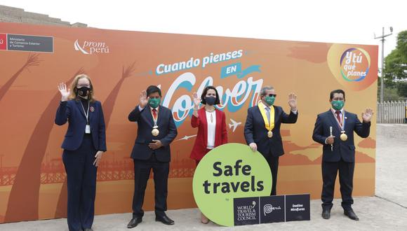 La entrega del sello Safe Travels la realizó la ministra de Comercio Exterior y Turismo, Claudia Cornejo, al alcalde de Miraflores, Luis Molina. (Foto: Mincetur)