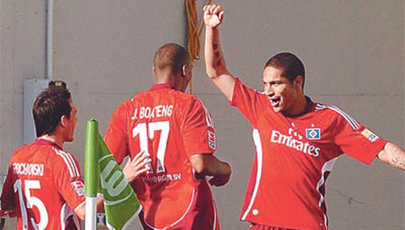 Hamburgo venció 4-2 al campeón Wolfsburgo en su casa. Guerrero anotó el primero.