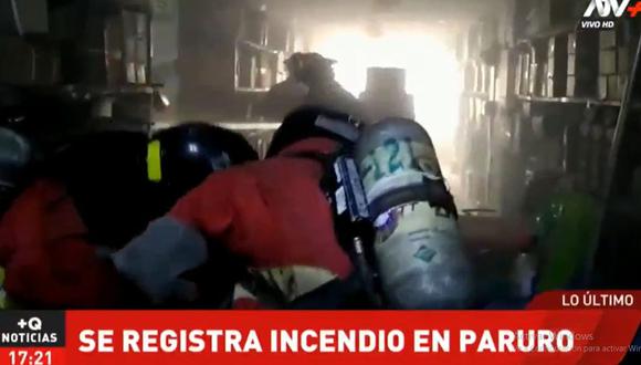 Unas siete unidades de los bomberos controlaron amago de incendio en galería del jirón Paruro. (ATV)