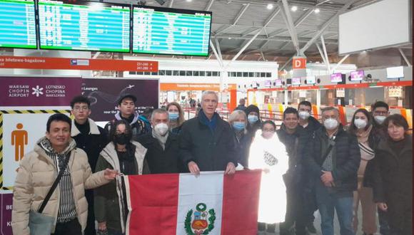 Primer grupo de peruanos que abandonaron Ucrania tras invasión militar rusa llega esta noche al país. (Foto: @CancilleriaPeru)