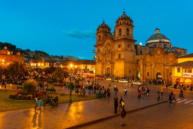 La mejor opción en Cusco es esperar las 12, junto al gran conglomerado de gente que se congrega en la plaza de armas.(Foto: Shutterstock)