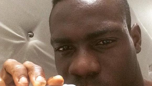 Mario Balotelli festeja triunfo de Liverpool con polémica imagen